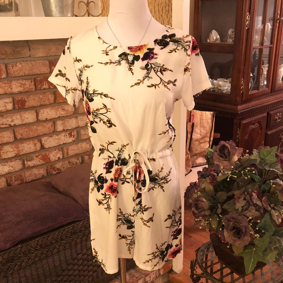 SHEIN Other - •NWOT• White Floral Romper